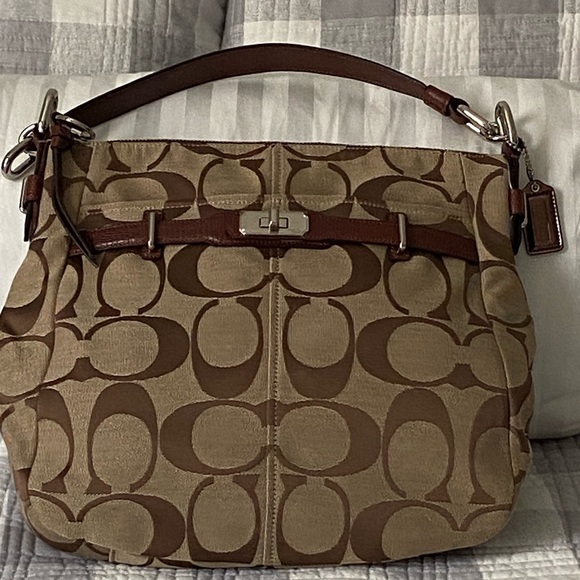 Signature style tote - Picture 10 of 16